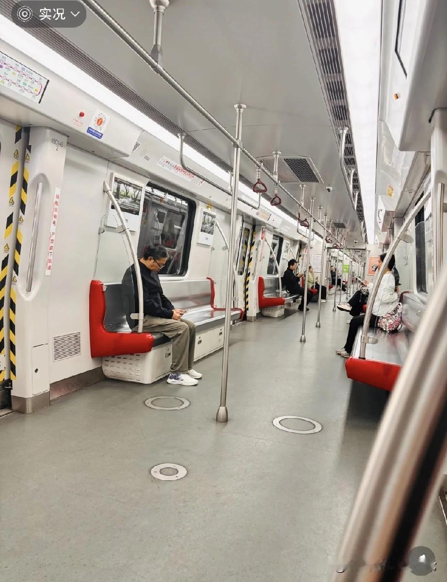 原来广州那么多人双休，周六是谁还在上班，原是我!

周六挤上广州5号线，我直接懵