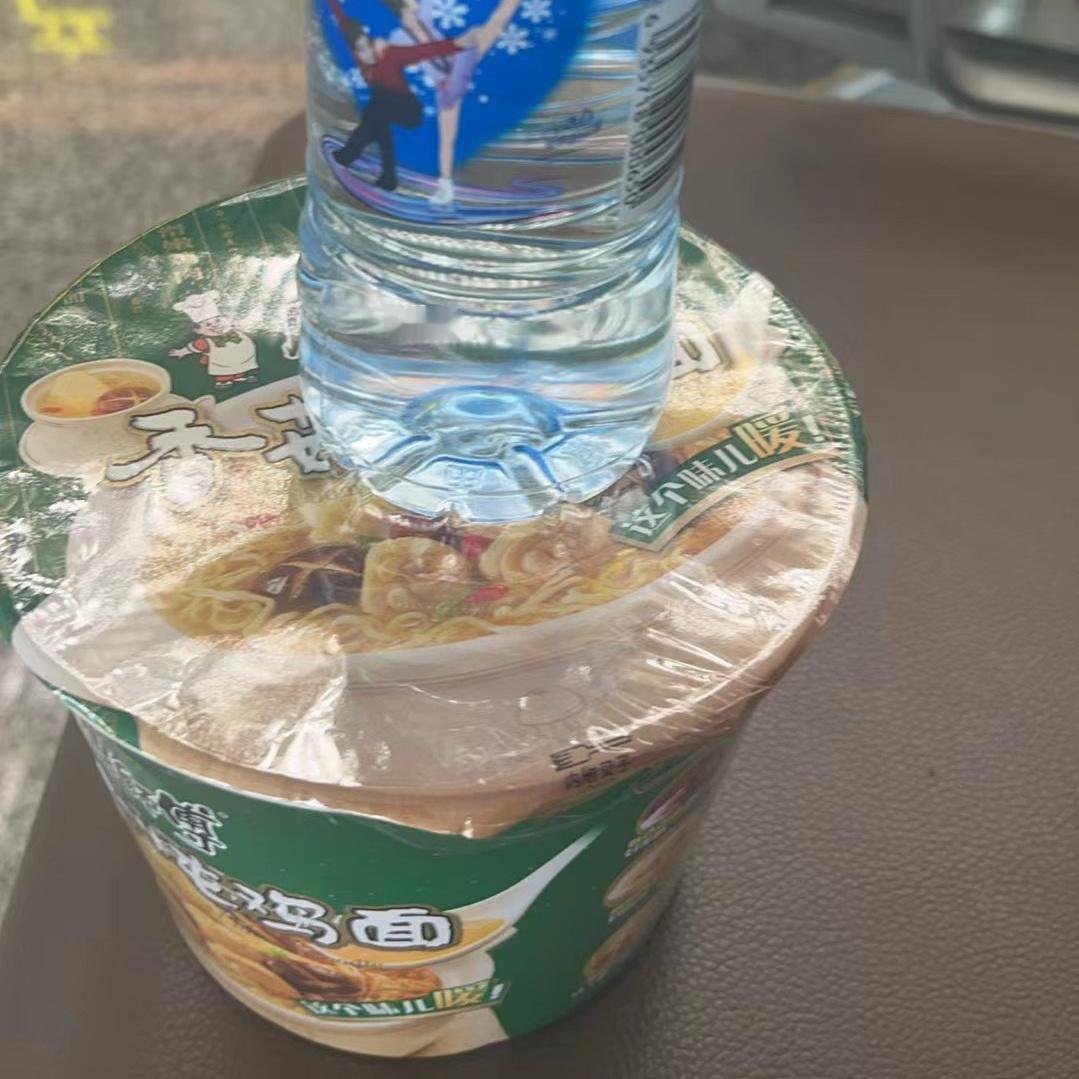 昨天航班直接取消今天继续延误 给补偿的午餐[裂开] ​​​