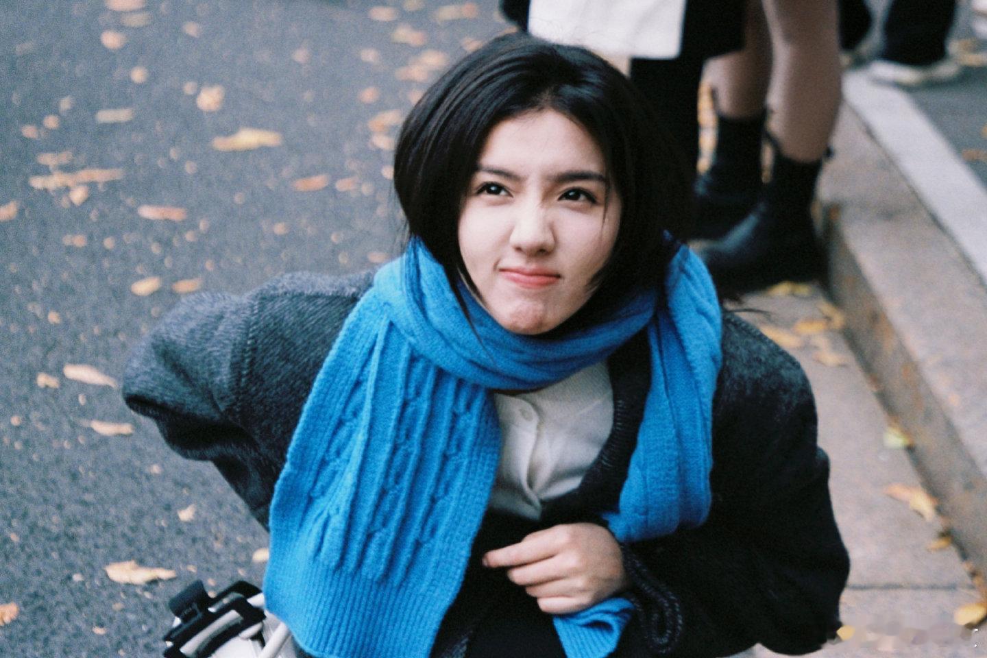 看了苏晓彤在恋综里的表现，她的元气和灵动真的太适合演现偶女主了！那甜美的脸蛋，笑