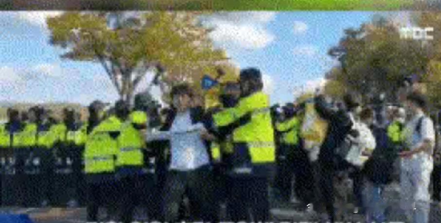 前脚李在明给特朗普送上金冠模型和最高勋章，还放着竞选曲《YMCA》，把对方捧得喜