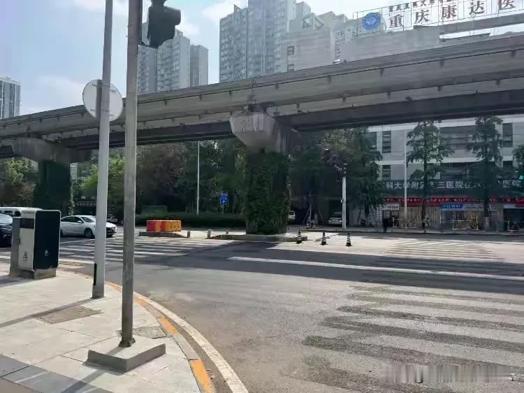 南岸区学府大道最近交通标识改造引发的拥堵问题很严重。改造前，学府大道5公里处中间