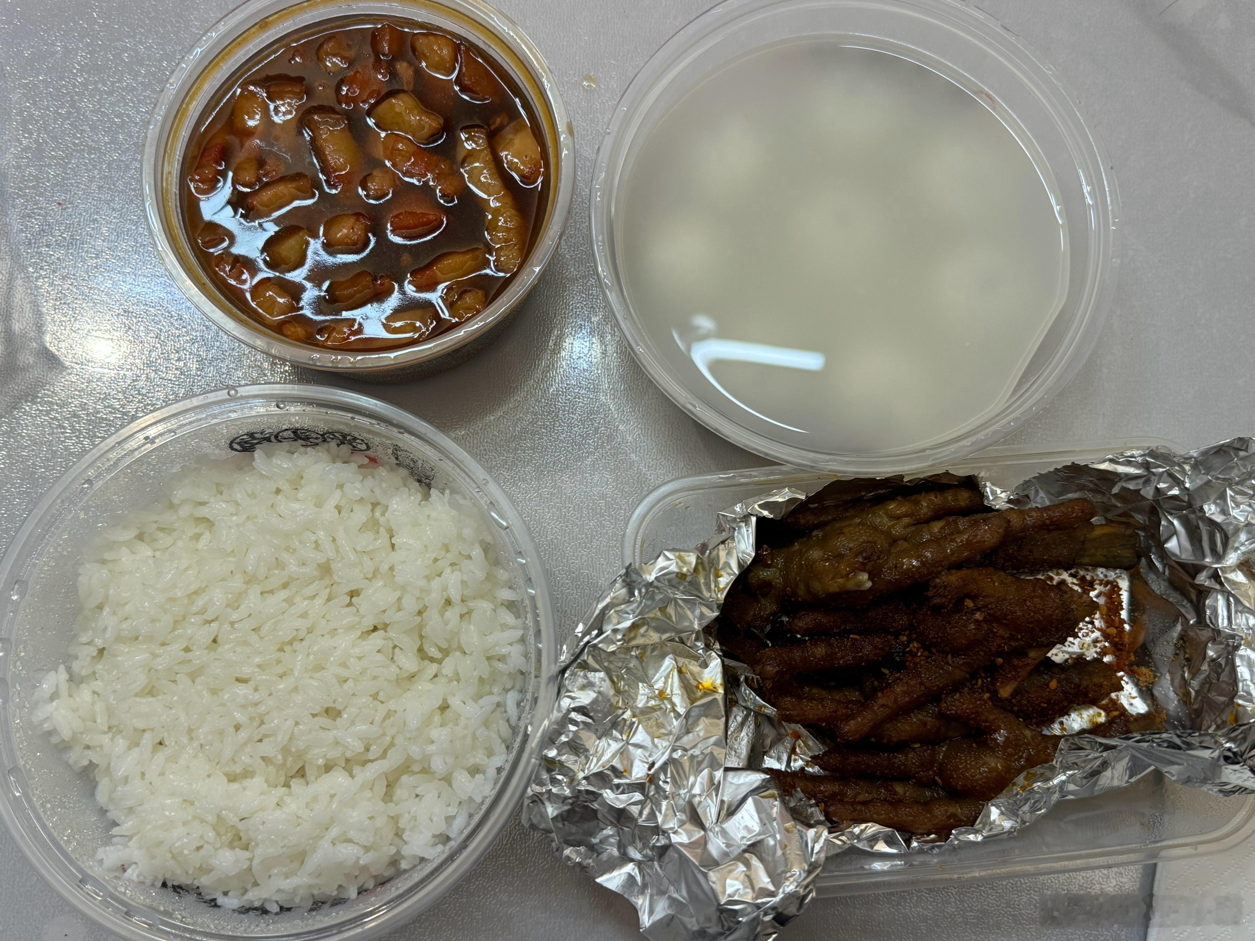 刚到家今天真是高强度一天快饿晕了 真好吃啊卤肉饭 汤圆 鸡爪