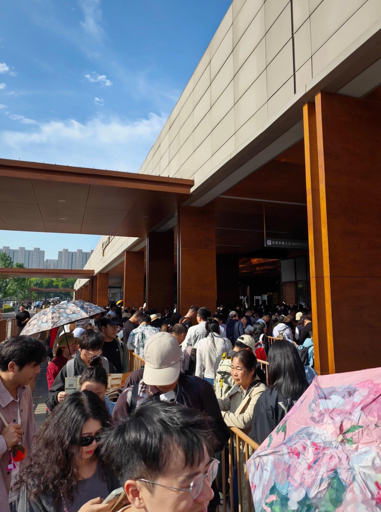 五一排队现状假期出门全是排队日常，餐厅取号几百桌，奶茶咖啡排到街尾，加油站、停车