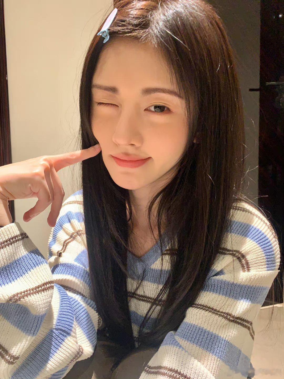 鞠婧祎这鼻子do的痕迹也太明显了吧 ​​​