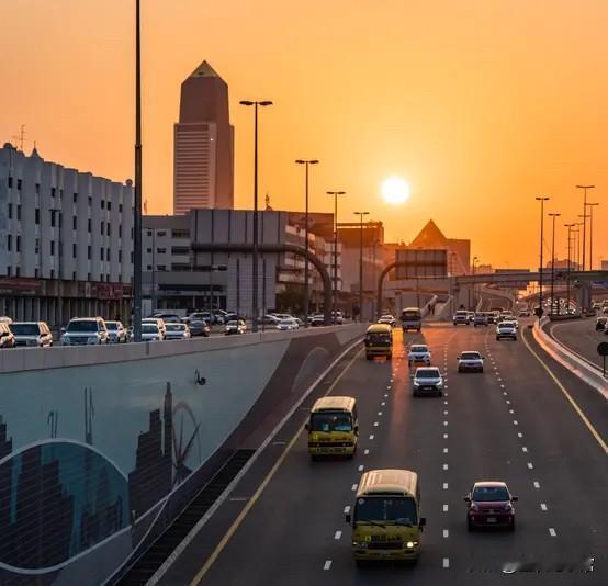 阿拉伯联合酋长国的王储这两天来北京了，那么我们来看看这个国家的风俗习惯与富裕和平