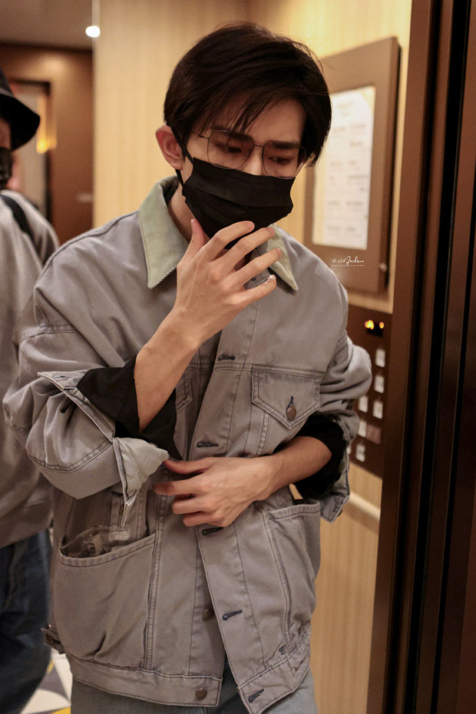 #易烊千玺牛仔look# #易烊千玺翻领牛仔外套眼镜造型# 易烊千玺牛仔look