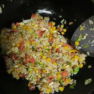 “00后”女生首次出摊卖炒饭，展现了年轻一代自主创业、勇于尝试的精神。面对实际操