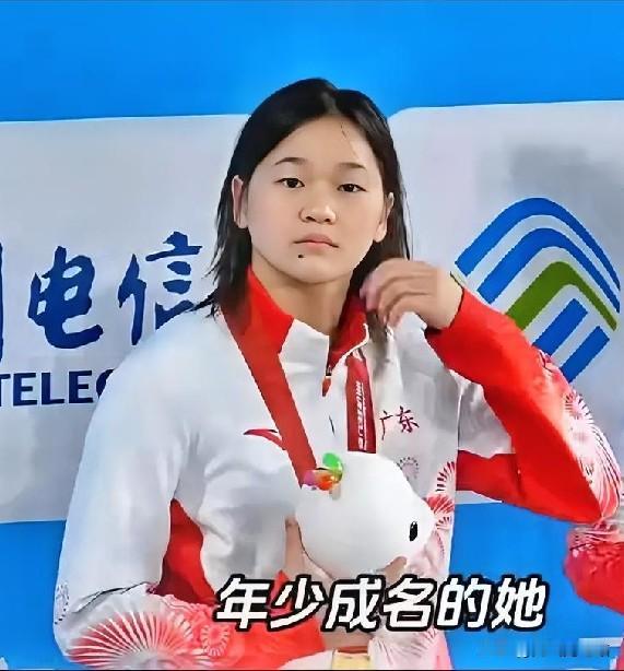 国庆假期，全红婵回到老家，卸下赛场的紧张，整个人松弛感直接拉满。

镜头下的她肉