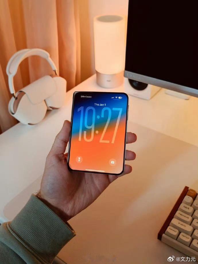 iPhoneFold上手 ，可能大家更关心的是苹果折叠屏手机的价格会是多少钱？不