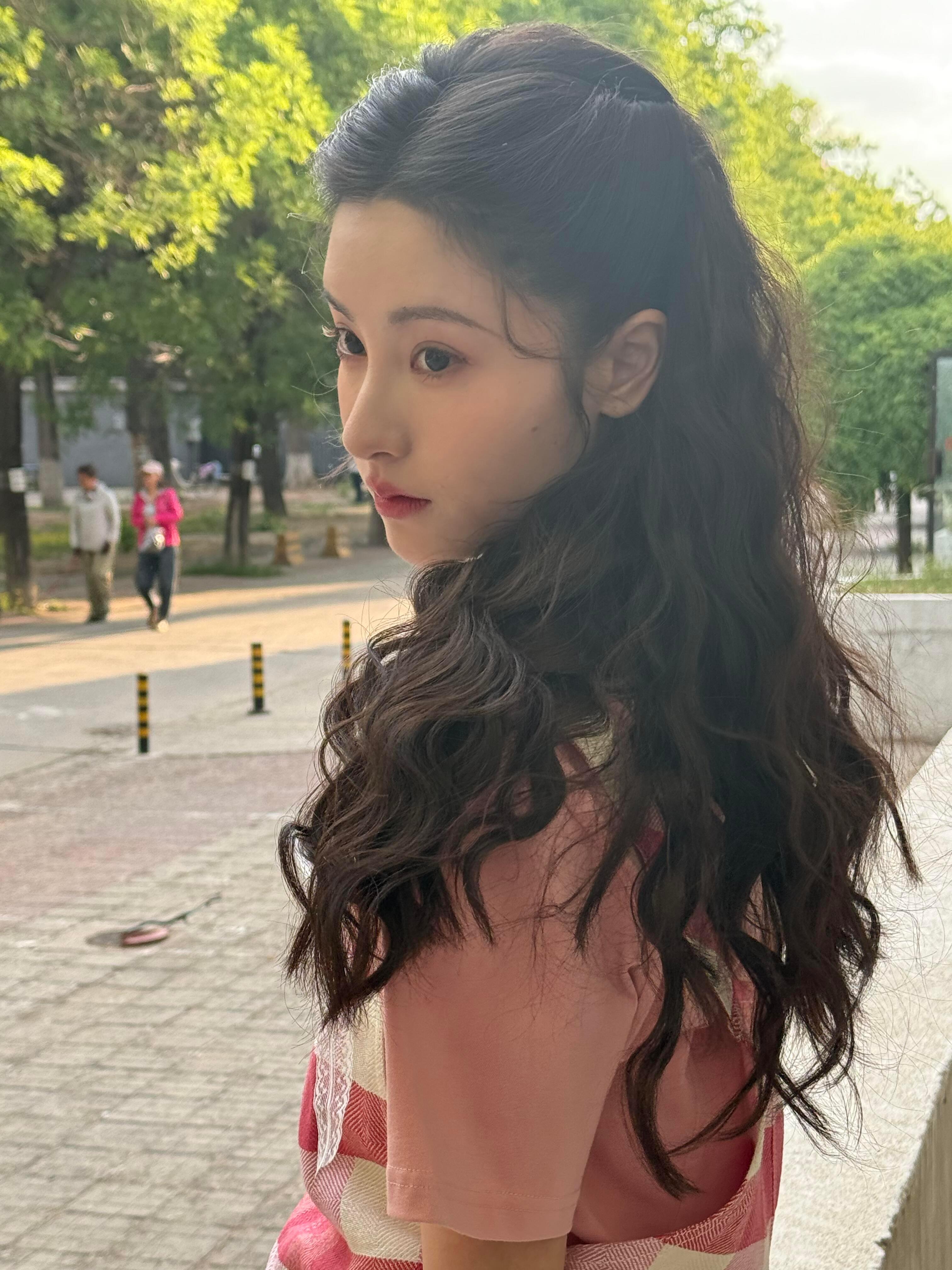 毛晓慧夏日小腿袜穿搭 ​​​