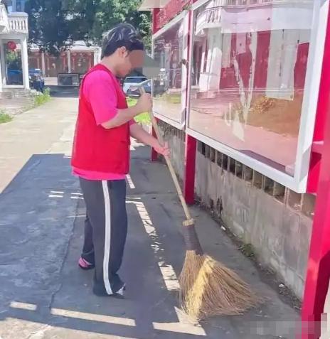 四川一名男孩今年考上浙大，亲爸后妈竟一分钱不掏。后妈张嘴就说没钱供，亲爸在旁一声