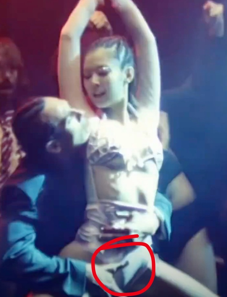 卧槽jennie到底是男的女的？为什么会突出来[费解] ​​​