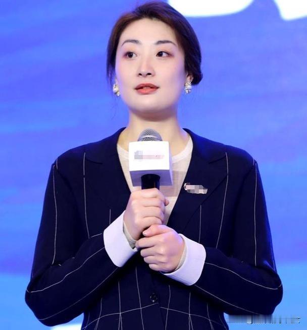 宗馥莉真不简单
她正打的那场18亿的官司
明面上是争家产
骨子里是在争一口气——