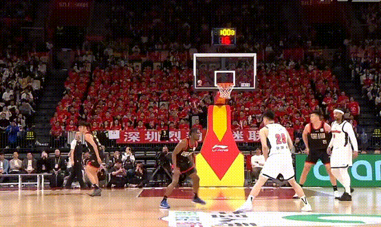 看我嘉哥弧顶秀一手策应，诶？怎么失误了深圳男篮vs广东男篮