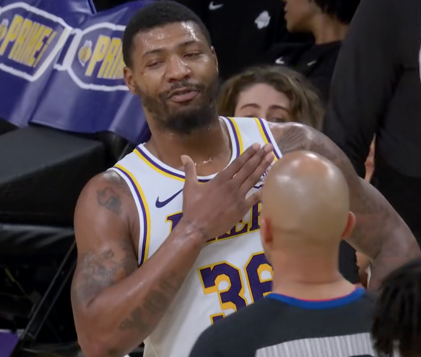 裁判要回看，斯玛特这是不是恶意犯规 最终没有升级，就是普通的进攻犯规猛龙vs湖人