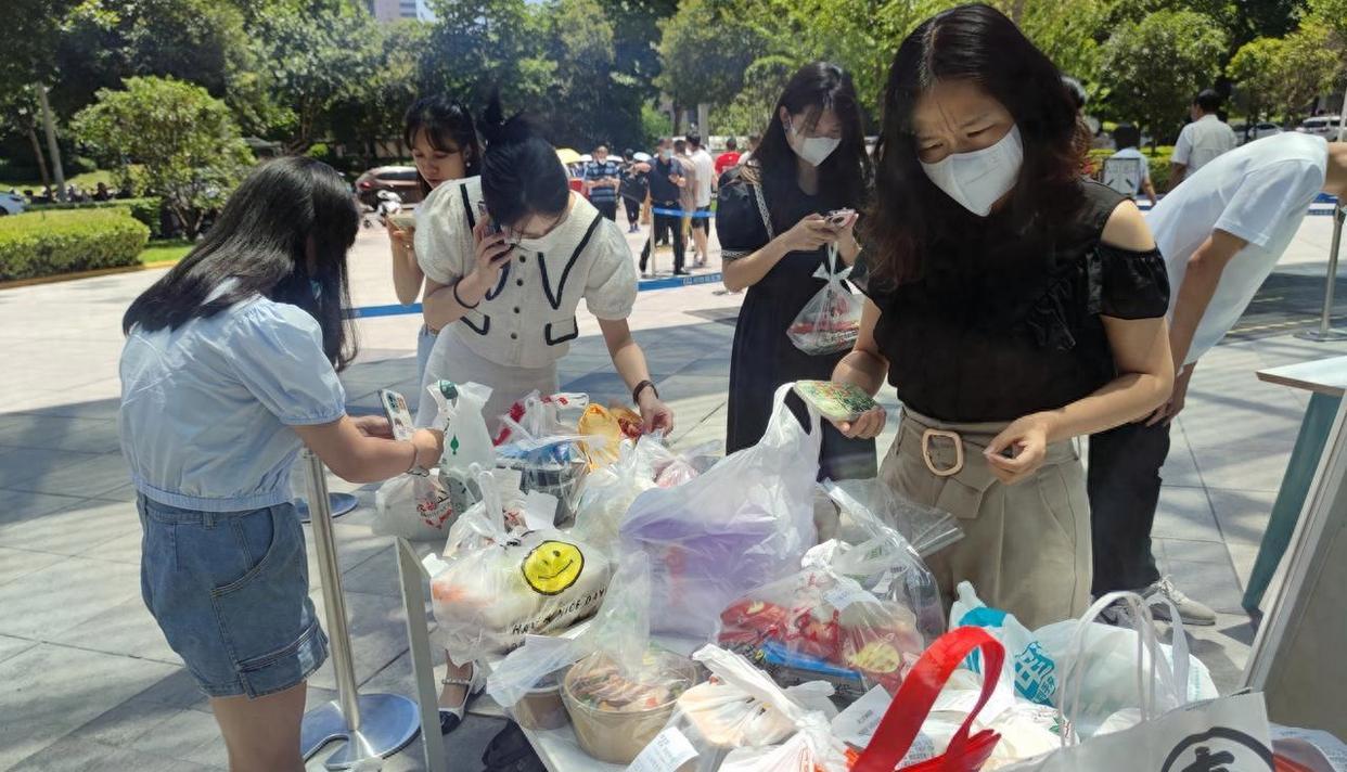 说真的，外卖员的嘴，有时候比大众点评靠谱多了。你想想，他们一天到晚往商家后厨钻，