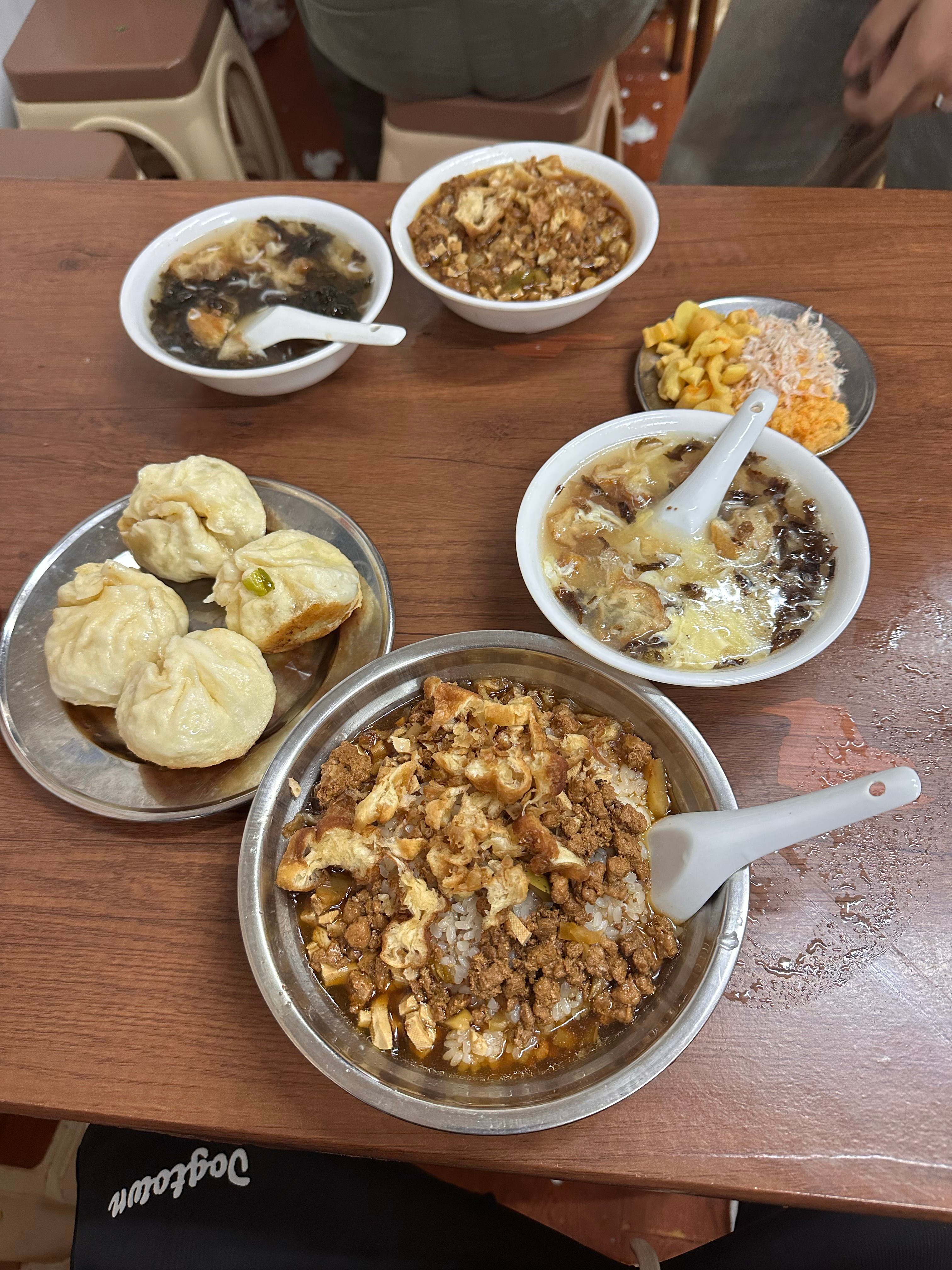 老板问我，一大份糯米鸡饭和四个煎包是不是你的我说，我就来了一次你就记住我了老板说