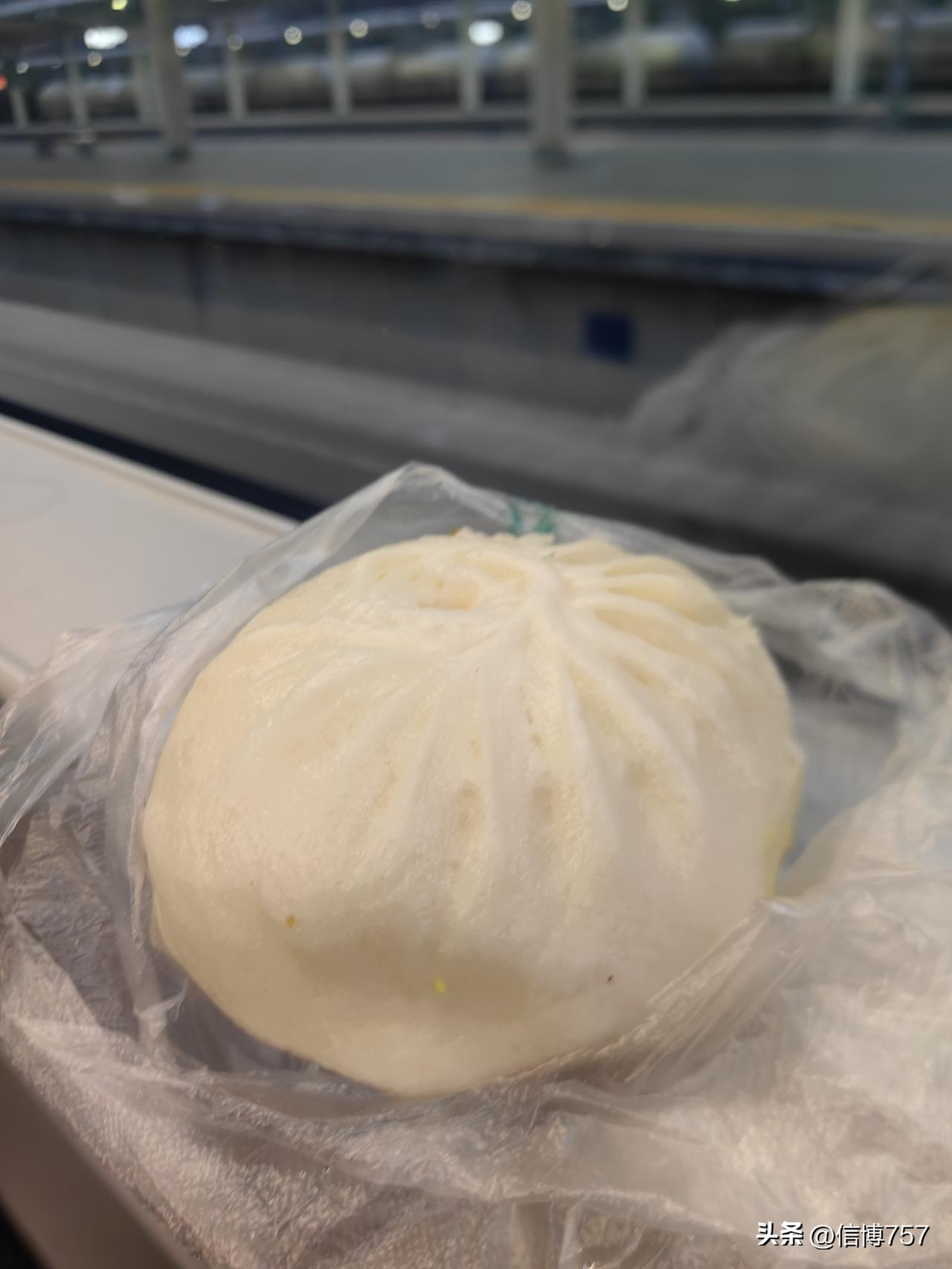 真没想到，现在物价这么高了，在火车站附近买一个包子要3元钱。经常在食堂吃饭，记得