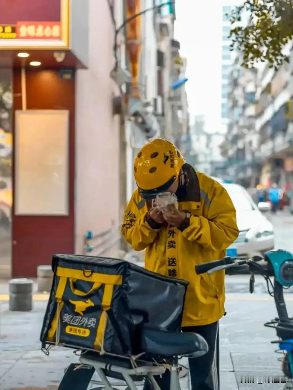 昨天中午听到有人敲门
打开门是外卖员送餐
外卖小哥说您的餐已经送到了
我拿过外卖