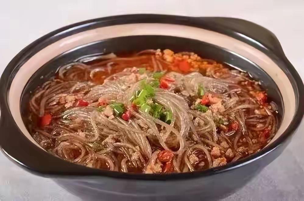 泸州味道 【红薯粉焖黄牛肉】做法：1、把红薯粉水发好；牛腱子肉用水汆好，切成薄片