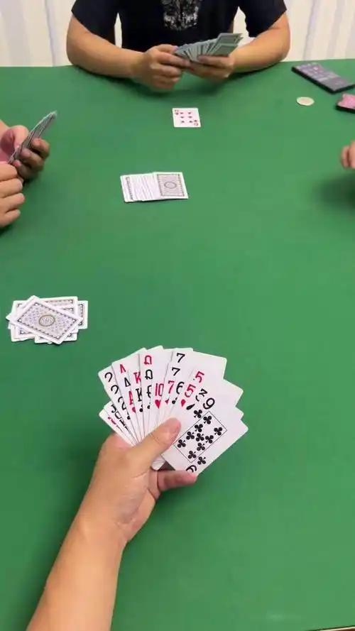 七绝.孟冬即景
原创首发：孙守清
孟冬草木叶蔫枯，
檐瓦霜增泛白殊。
鹊鸟身栖阳