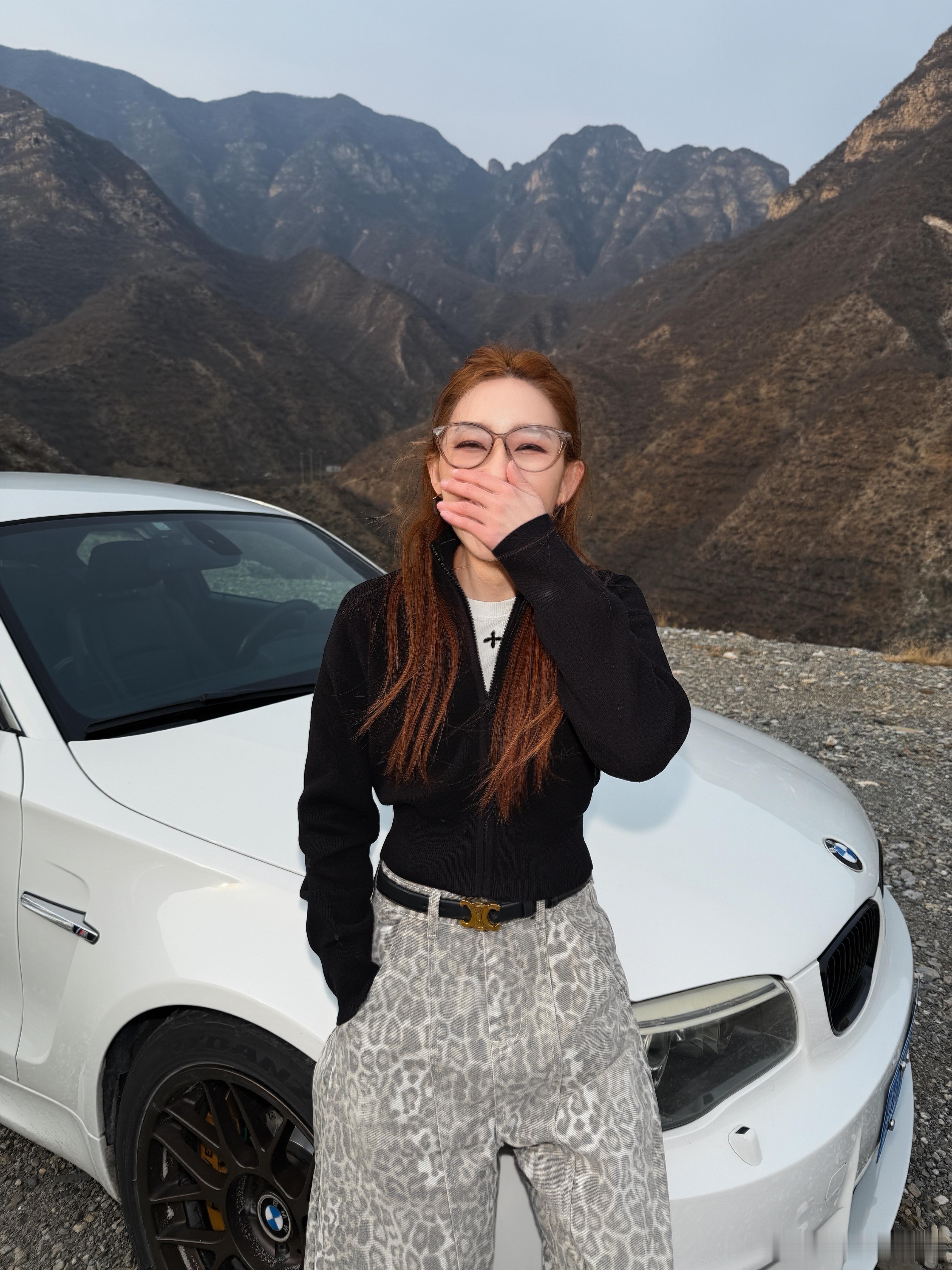 有的车就属于“很久不开就会非常想念”的那种，宝马1M就是这种车。早上八点半出发，