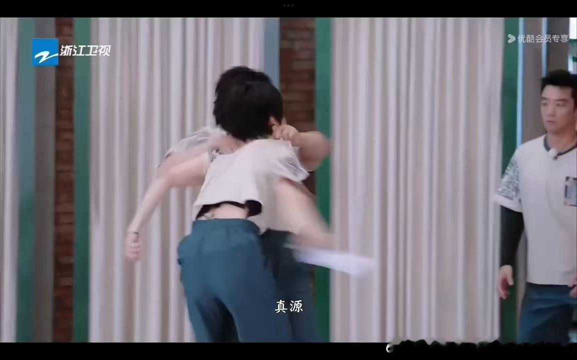 范丞丞张真源差点亲上范丞丞说张真源是最厉害的奔跑吧李晨郑恺回应争议 范丞丞对刚赢