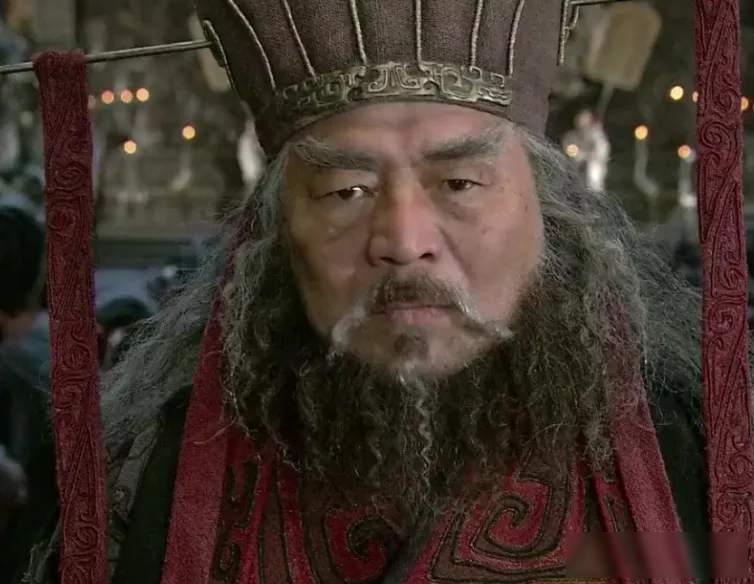 夜宿龙床到人脂灯：暴君董卓如何用3年摧毁四百年汉室。
董卓的故事像一把刀，砍断了