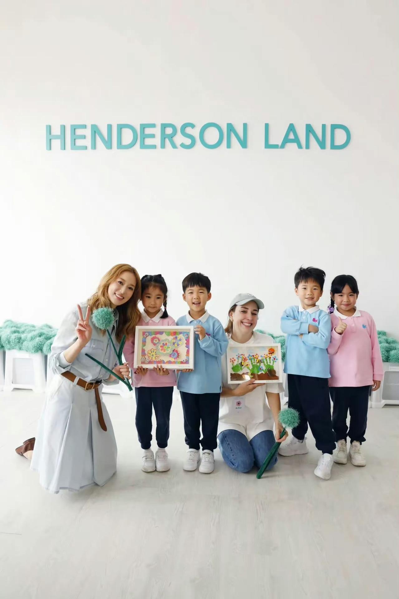 近日，43岁的徐子淇一组近照释出，她亲自出镜为集团拍摄宣传写真。镜头中的她造型轻