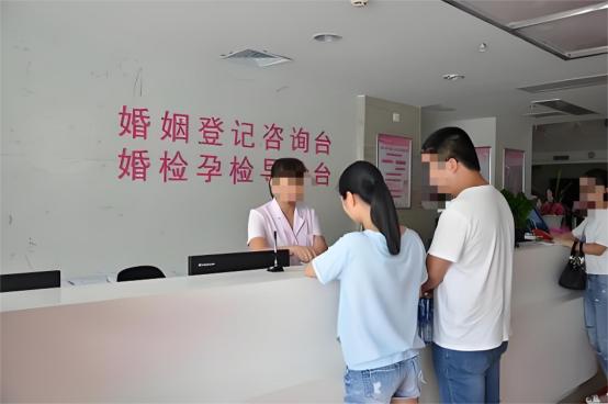 男子要求自己的女朋友去进行婚检，因为他的家人要求他必须婚检，否则不允许他们结婚。