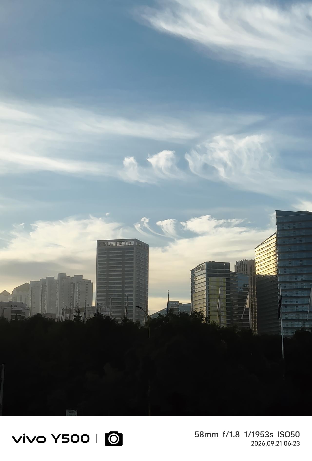 晨曦微微助潮涌
高楼静静听云声