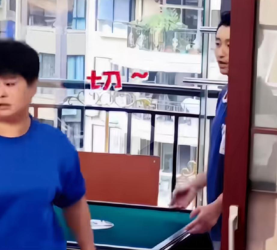 邹市明给丈母娘做家务换来一声“切”

邹市明擦空调，丈母娘嫌弃他踩床。
让他洗麻