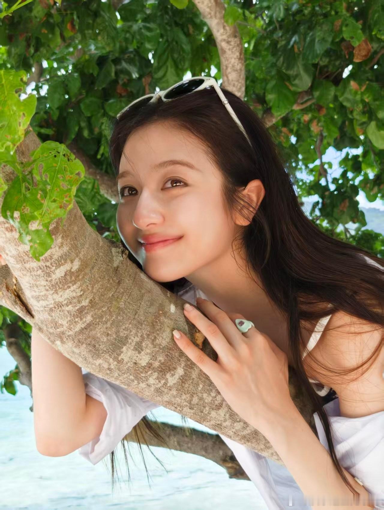 李兰迪条纹泳装 蓝白条纹泳装外搭宽松白衬衫，游艇上迎着海风浅笑，胶片质感衬着碧海