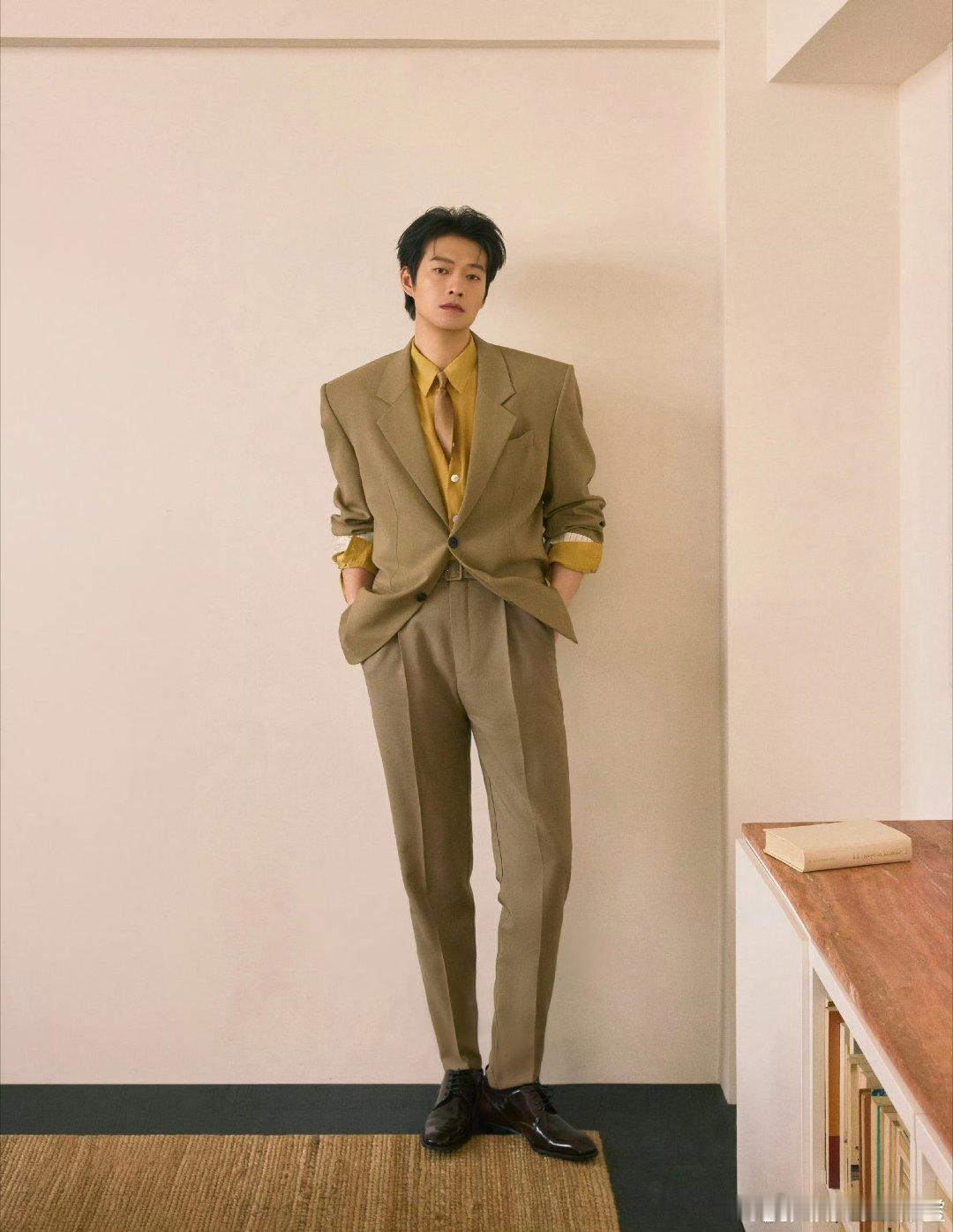 魏大勋微博之夜出图，敲重点，让你们看长腿！ 