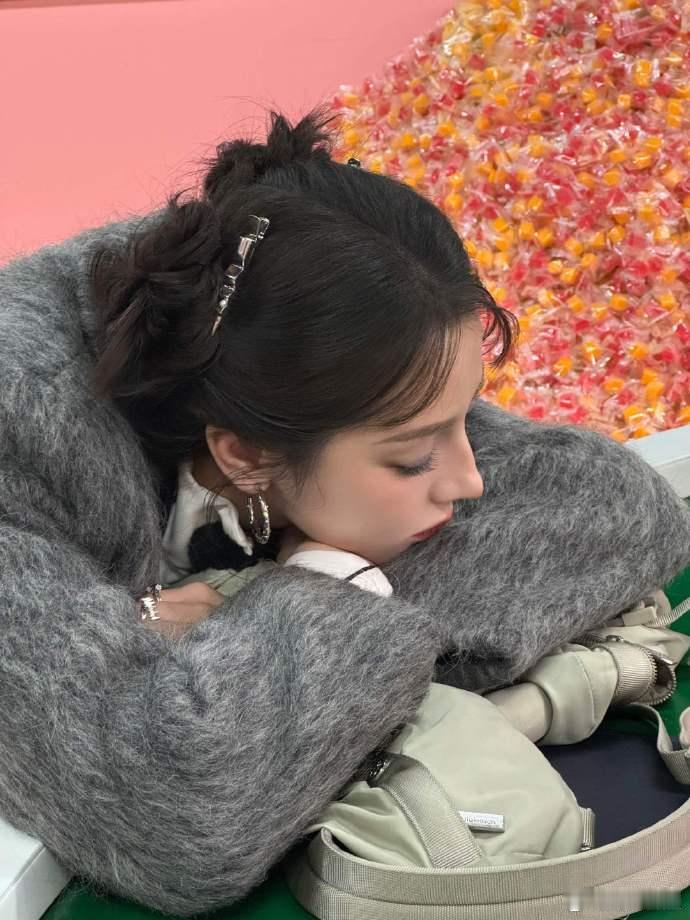 抓到正在睡觉的迪丽热巴迪丽热巴正在睡觉 ​​​迪丽热巴正在睡觉 ​​​