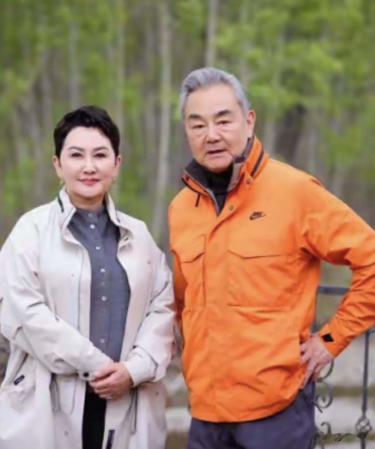 这张“梅雪傲冬”照片全球疯传！蒙古国民惊呼东方大国外长太帅了。
说实话，两国外长