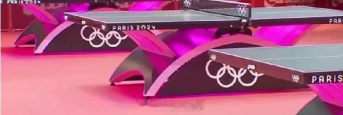 #巴黎奥运粉色乒乓球台# 塞纳河的左畔，竟是梦幻般的颜色。巴黎奥运会出现粉色乒乓