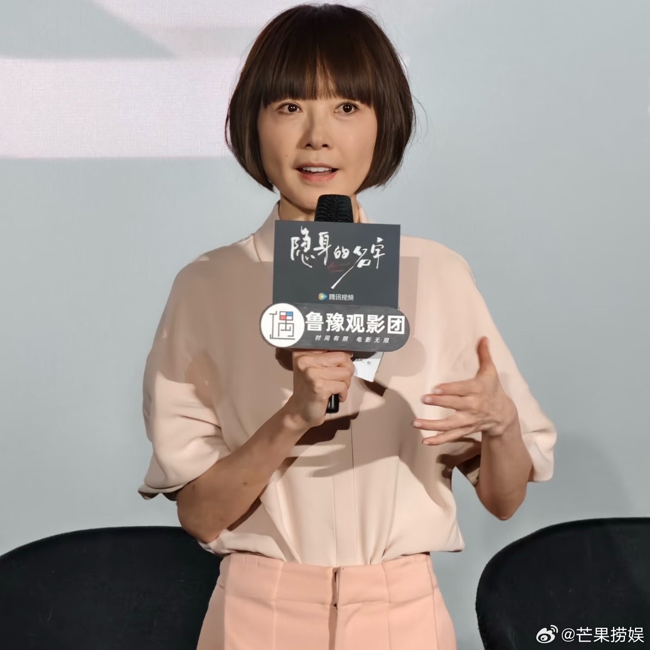 刘雅瑟见鲁豫紧张到手抖果然是明星和大明星的见面，这一幕谁能拒绝得了？！而且真的很