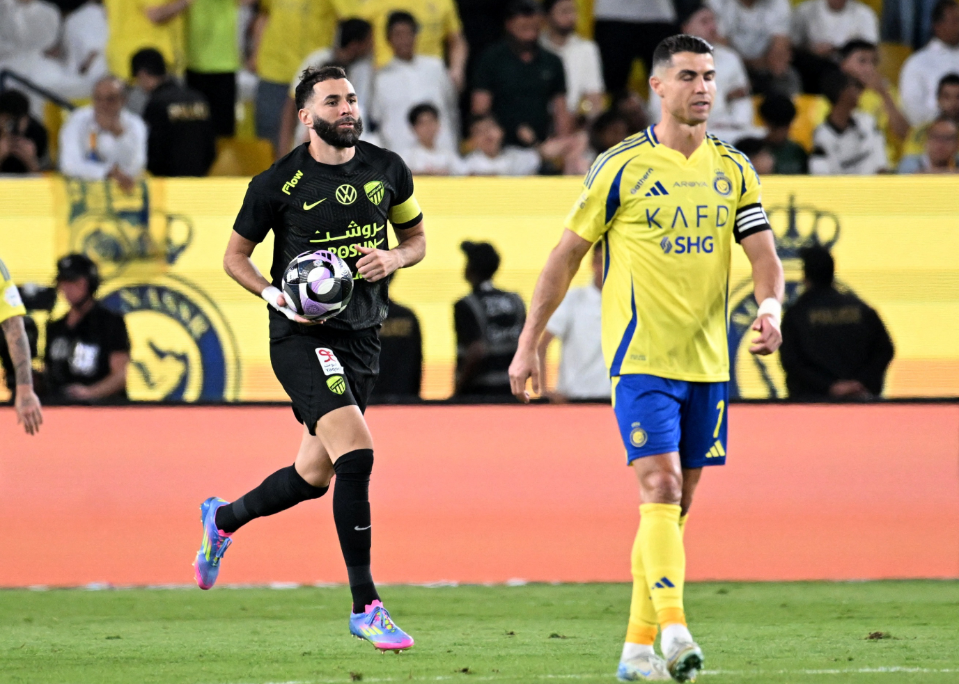 #本泽马转会# 【电讯报：C罗对本泽马获准加盟利雅得胜利的争冠劲敌感到愤怒】#本