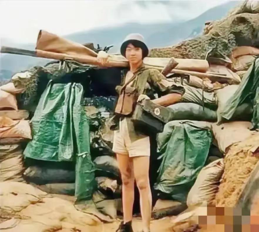 老山前线的女护士，这张照片看哭了无数人！肩扛担架、背着急救箱，她早已忘记自己是个