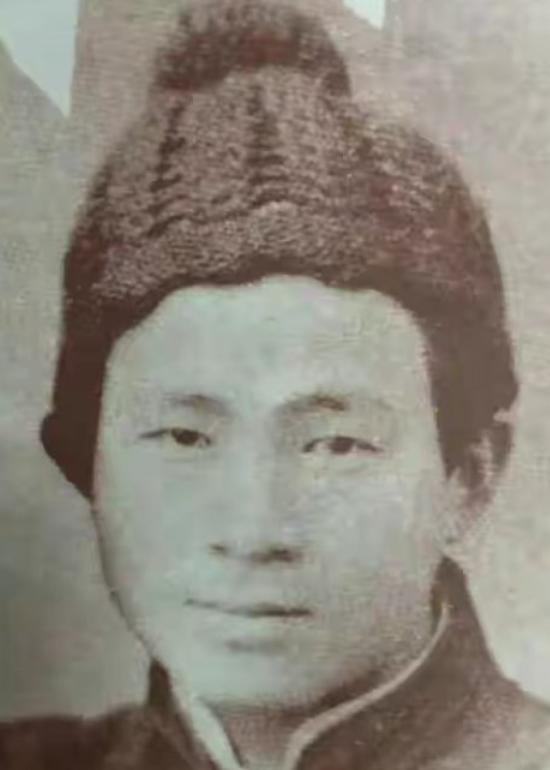 1938年，华东照相馆走进来一个日本军官，掏出两卷胶卷要冲洗，店里学徒罗瑾在冲洗