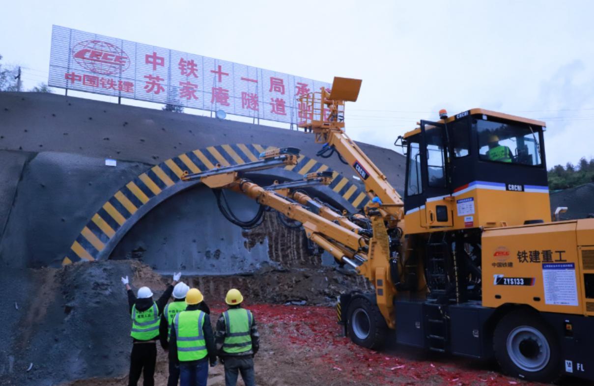 最近，长赣高铁湖南段传出新消息——首座隧道正式进洞施工，全线进入加速阶段。
很多