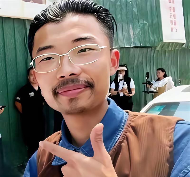 真是流量为王的时代，这位是因翻唱歌曲《诺言》而走红的网红歌手郭有才先生。
​他不