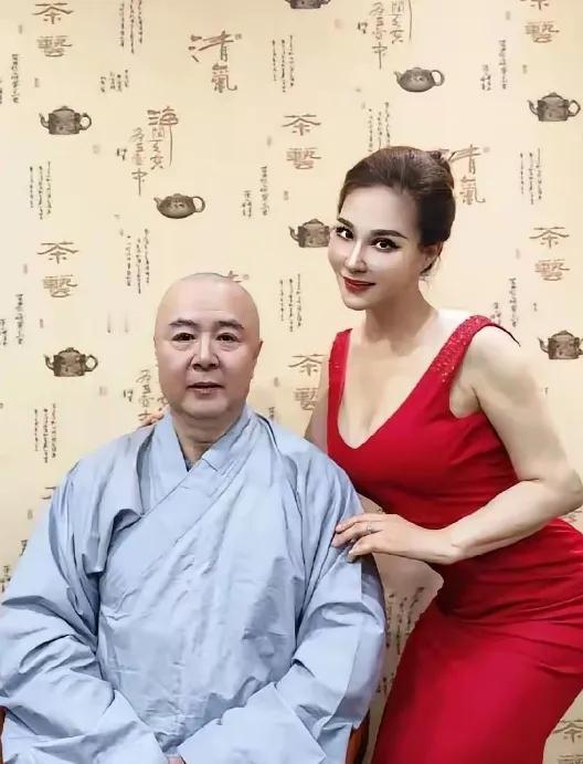 这张照片产生一种对立统一之美，一个是如如不动，正襟危坐，一个是妩媚妖娆，光鲜亮丽