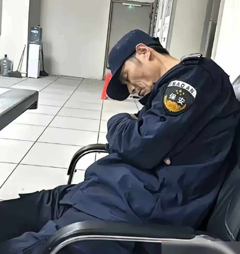 “毫无人性！连正常生理需求都不放过！”

广东清远六十岁的成大爷在物业公司做保安