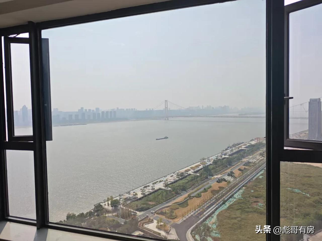 关于鸡娃，看看是不是这样：
1.很有钱和不鸡娃，各种渠道；太没钱的也不鸡娃，忙于