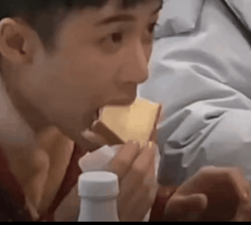 啃面包🍞 