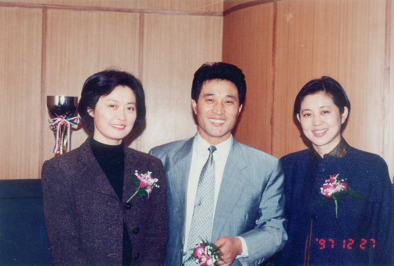 1997年，敬一丹和倪萍，一张罕见的合影，中间是受邀出席活动的一位嘉宾，三人佩戴