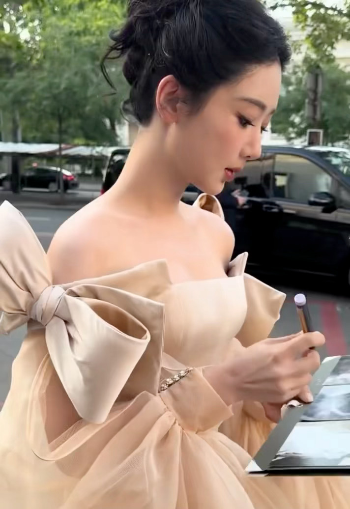 终于看到巴黎的杨紫了，是公主更是气场越发强大的女王，杨紫美到无惧怼脸拍！怎么能有