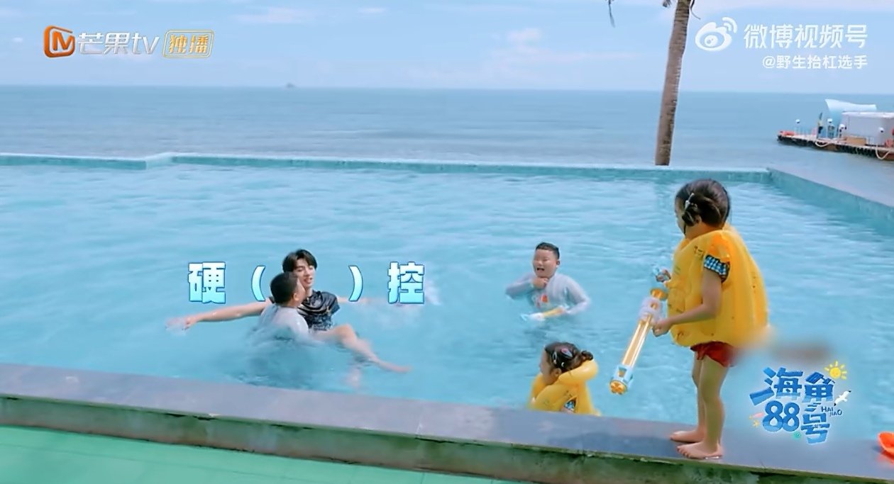 颜安这是录了爸爸去哪儿 哈哈哈乐死！这是《海角88号》还是《爸爸去哪儿》的甜蜜互